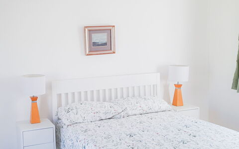 Ballyconneely Hc No.5: Bed, Meubilair, Bedding, Slaapkamer, Laken, Linens, Interieur Ontwerp, Textiel, Nachtkastje, Kussen Gooien