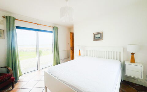 Ballyconneely Hc No.5: Bed, Slaapkamer, Meubilair, Verdieping, Plafond, Flooring, Laken, Bedding, Interieur Ontwerp, Bed Frame