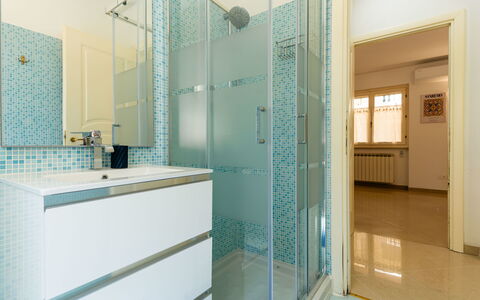 Casa Dell'Ulivo: Flooring, Muur, Verdieping, Interieur Ontwerp, Loodgieterswerkinrichting, Plafond, Deur, Loodgieter, Badkamer, Badkamerkast