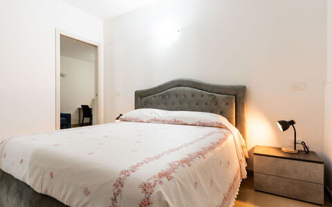 Casa Dell'Ulivo: Bed, Meubilair, Bedding, Interieur Ontwerp, Slaapkamer, Laken, Verdieping, Muur, Hout, Flooring