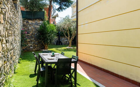 Casa Dell'Ulivo: Flooring, Verdieping, Tuin, Backyard, Schaduw, Gazon, Landscaping, Werf, Beits, Buitenmeubels