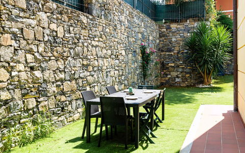 Casa Dell'Ulivo: Stenen Muur, Schaduw, Tuin, Buitenmeubels, Backyard, Landscaping, Flagstone, Werf, Gazon, Eco Hotel