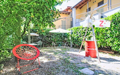Verbania 695: Meubilair, Stoel, Buitenmeubels, Tuin, Backyard, Werf, Schaduw, Buitentafel, Gazon, Landscaping
