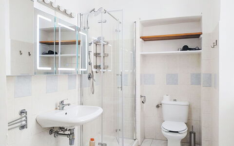 Verbania 695: Badkamer, Loodgieterswerkinrichting, Wastafel In De Badkamer, Interieur Ontwerp, Wastafel, Flooring, Toilet, Verdieping, Kraan, Wc Bril