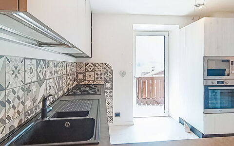 Federica: Flooring, Keuken, Verdieping, Hout, Interieur Ontwerp, Countertop, Major Appliance, Toestel Van De Keuken, Huis, Cabinetry