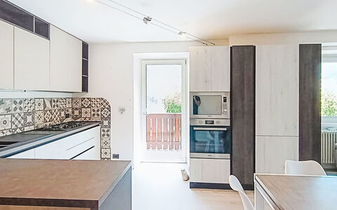 Federica: Flooring, Keuken, Interieur Ontwerp, Countertop, Verdieping, Hout, Plafond, Meubilair, Toestel Van De Keuken, Lichte Inrichting