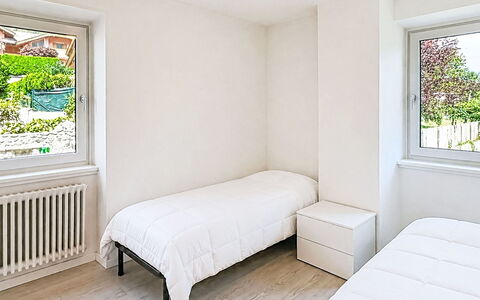 Federica: Hout, Flooring, Slaapkamer, Verdieping, Interieur Ontwerp, Appartement, Bed, Plafond, Laken, Kamer