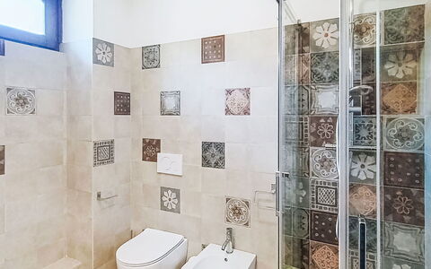 Federica: Flooring, Verdieping, Interieur Ontwerp, Tegel, Loodgieterswerkinrichting, Deur, Badkamer, Loodgieter, Toilet
