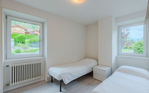 Federica: Slaapkamer, Plafond, Appartement, Bed, Laken, Bedding, Bed Frame, Linens, Beits, Daylighting