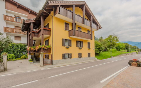 Federica: Venster, Facade, Huis, Woongebied, Buurt, Architectuur, Huis, Deur, Menselijke Nederzetting, Balkon