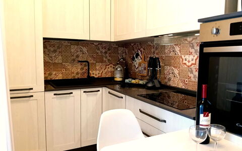 Oasi Blocco a: Keuken, Toestel Van De Keuken, Countertop, Major Appliance, Hout, Fornuis, Interieur Ontwerp, Fornuis, Cabinetry, Flooring