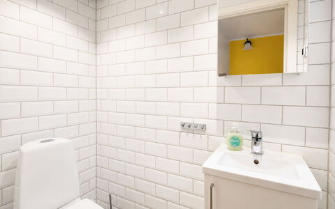 Jennys Pärla: Badkamer, Muur, Loodgieterswerkinrichting, Flooring, Interieur Ontwerp, Verdieping, Toilet, Wc Bril, Wastafel In De Badkamer, Wastafel