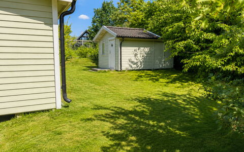 Jennys Pärla: Gras, Struik, Huis, Tuin, Siding, Land Lot, Huis, Gazon, Groundcover, Verblijf