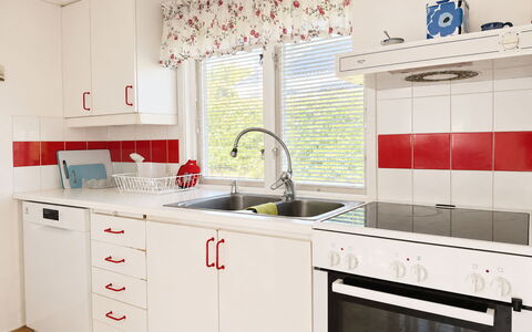 Jennys Pärla: Keuken, Countertop, Toestel Van De Keuken, Cabinetry, Rood, Interieur Ontwerp, Major Appliance, Wastafel, Meubilair, Loodgieterswerkinrichting