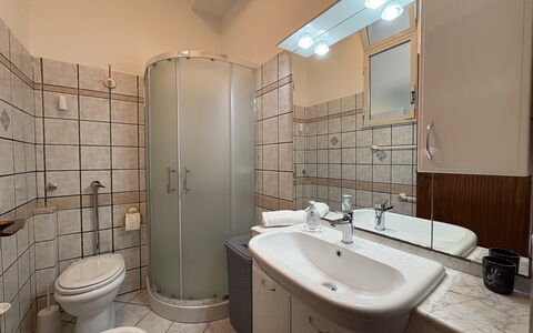 Sole Mare Sicilia: Badkamer, Loodgieterswerkinrichting, Interieur Ontwerp, Wastafel In De Badkamer, Flooring, Verdieping, Wastafel, Kamer, Toilet, Kraan