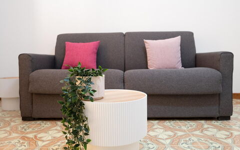 Sole Mare Sicilia: Meubilair, Bankstel, Woonkamer, Interieur Ontwerp, Kussen, Kussen Gooien, Comfort, Verdieping, Hoofdkussen