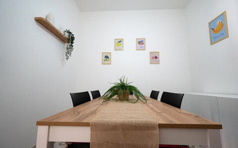 Sole Mare Sicilia: Meubilair, Muur, Interieur Ontwerp, Hout, Tafel, Flooring, Keuken En Eettafel, Verdieping, Verlichting, Eetkamer