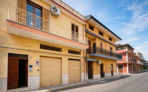 Sole Mare Sicilia: Gebouw, Venster, Geel, Weg Oppervlak, Weg,  Dorf\, Buurt, Woongebied, Straat, Asfalt