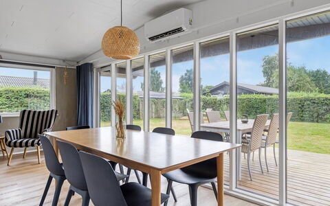 Solvey - 700M from the Sea: Meubilair, Interieur Ontwerp, Flooring, Hout, Eetkamer, Keuken En Eettafel, Verdieping, Tafel, Plafond, Stoel