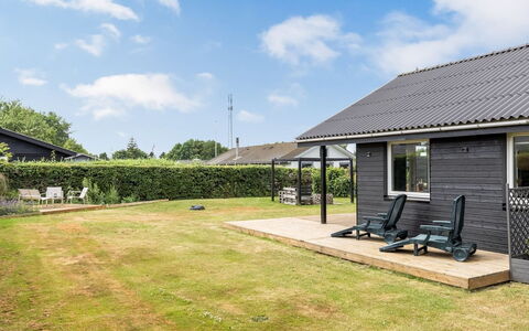 Solvey - 700M from the Sea: Dak, Huis, Huis, Verblijf, Siding, Gazon, Schaduw, Tuin, Werf, Garden Gebouwen