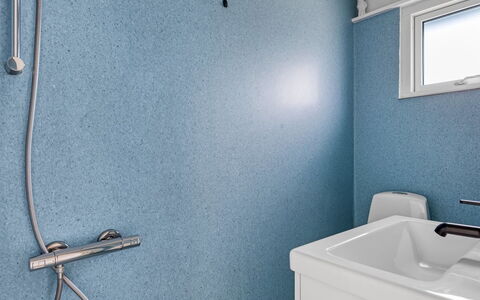 Solvey - 700M from the Sea: Blauw, Loodgieterswerkinrichting, Loodgieter, Tegel, Badkamer, Kraan