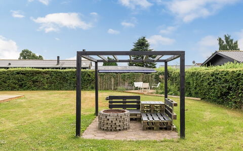 Solvey - 700M from the Sea: Schaduw, Tuin, Outdoor Structuur, Pergola, Buitenmeubels, Gazon, Prieel, Werf, Paviljoen, Backyard