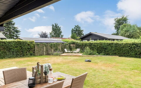 Solvey - 700M from the Sea: Struik, Huis, Huis, Dak, Land Lot, Tuin, Schaduw, Verblijf, Gazon, Groundcover