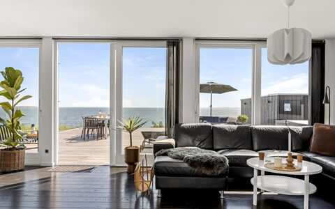 Lin - 80M from the Sea: Meubilair, Interieur Ontwerp, Bankstel, Flooring, Verdieping, Woonkamer, Tafel, Houten Vloer, Plafond