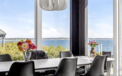 Lin - 80M from the Sea: Interieur Ontwerp, Meubilair, Tafel, Flooring, Keuken En Eettafel, Stoel, Verdieping, Eetkamer, Plafond, Verlichting