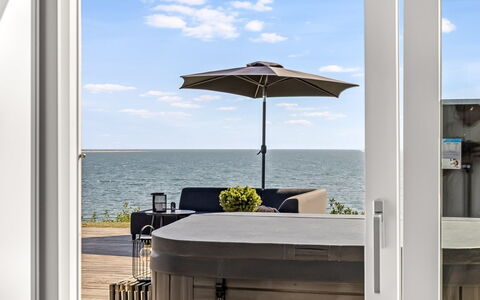 Lin - 80M from the Sea: Zee, Meubilair, Oceaan, Balkon, Buitenmeubels, Kust, Stoel, Schaduw, Strand, Dek