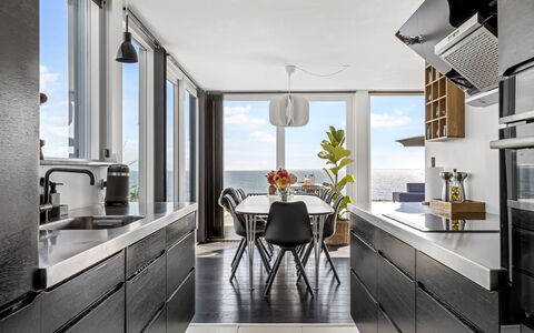 Lin - 80M from the Sea: Keuken, Meubilair, Countertop, Interieur Ontwerp, Toestel Van De Keuken, Plafond, Flooring, Cabinetry, Stoel, Verlichting