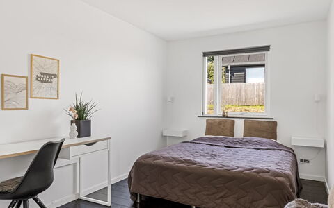 Lin - 80M from the Sea: Meubilair, Bed, Interieur Ontwerp, Slaapkamer, Plafond, Hout, Flooring, Verdieping, Kamer, Laken