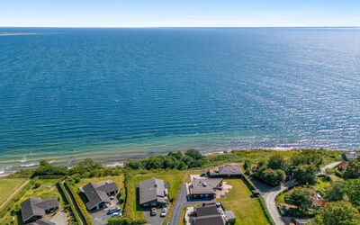 Lin - 80M from the Sea