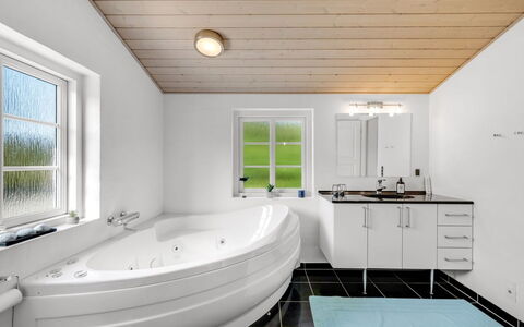 Helma - 580M to the Fjord: Flooring, Interieur Ontwerp, Loodgieterswerkinrichting, Plafond, Verdieping, Badkamer, Loodgieter, Bad, Huis, Kraan