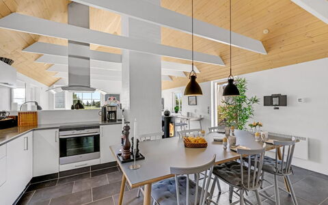 Helma - 580M to the Fjord: Interieur Ontwerp, Meubilair, Flooring, Hout, Plafond, Keuken, Lichte Inrichting, Verlichting, Keuken En Eettafel, Verdieping