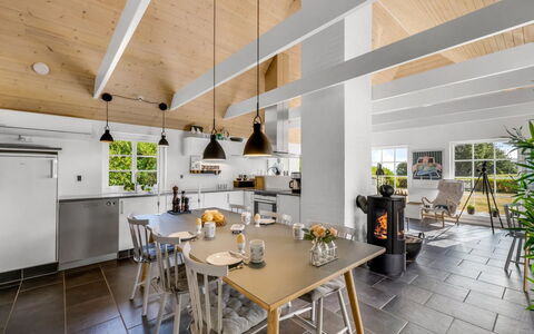 Helma - 580M to the Fjord: Meubilair, Hout, Flooring, Interieur Ontwerp, Plafond, Stoel, Verdieping, Verlichting, Keuken, Tafel