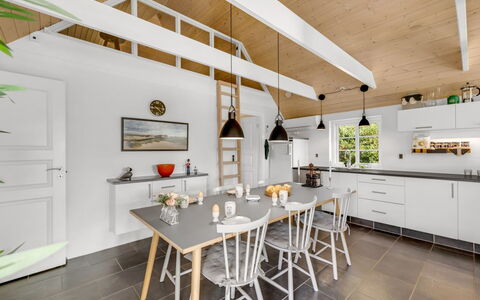 Helma - 580M to the Fjord: Meubilair, Interieur Ontwerp, Flooring, Keuken, Hout, Plafond, Keuken En Eettafel, Lichte Inrichting, Verdieping, Stoel