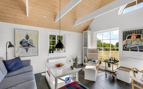 Helma - 580M to the Fjord: Meubilair, Interieur Ontwerp, Flooring, Hout, Bankstel, Plafond, Woonkamer, Verdieping, Kamer, Stoel