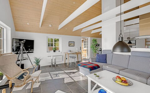 Helma - 580M to the Fjord: Meubilair, Interieur Ontwerp, Flooring, Hout, Plafond, Bankstel, Verdieping, Tafel, Stoel, Woonkamer