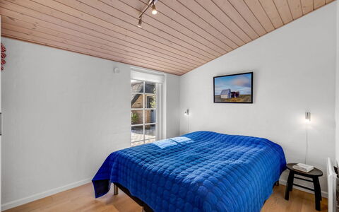 Helma - 580M to the Fjord: Hout, Plafond, Interieur Ontwerp, Verdieping, Huis, Flooring, Slaapkamer, Meubilair, Bed, Kamer
