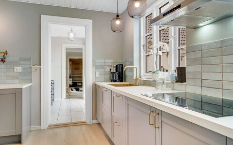 Filine - 100M from the Sea: Interieur Ontwerp, Flooring, Keuken, Cabinetry, Countertop, Lichte Inrichting, Hout, Verdieping, Meubilair, Plafond