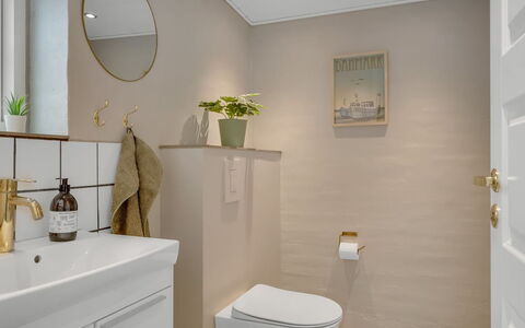 Filine - 100M from the Sea: Loodgieterswerkinrichting, Flooring, Verdieping, Badkamer, Interieur Ontwerp, Toilet, Wc Bril, Loodgieter, Kraan, Wastafel