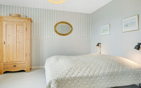 Filine - 100M from the Sea: Slaapkamer, Interieur Ontwerp, Bed, Hout, Plafond, Bedding, Lichte Inrichting, Textiel, Flooring, Meubilair