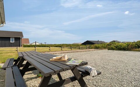 Filine - 100M from the Sea: Lucht, Blauw, Dak, Land Lot, Huis, Plain, Landelijk Gebied, Verblijf, Schaduw, Picknicktafel