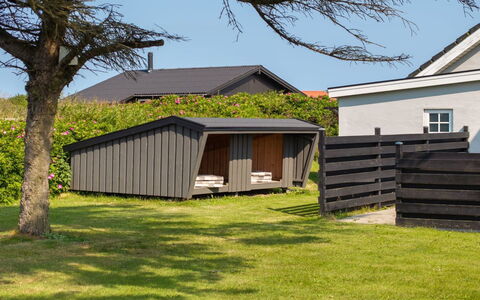 Filine - 100M from the Sea: Hout, Schuur, Garden Gebouwen, Schaduw, Backyard, Tuin, Siding, Werf, Gazon, Outdoor Structuur
