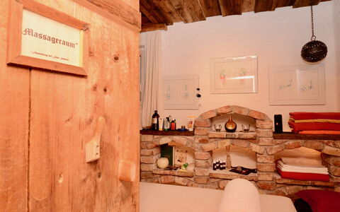 Hopfgarten im Brixental 696: Meubilair, Interieur Ontwerp, Hout, Slaapkamer, Kamer, Verlichting, Flooring, Verdieping, Plafond, Bed