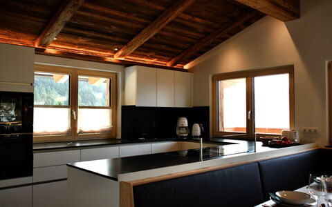 Kaiserchalet: Keuken, Meubilair, Interieur Ontwerp, Flooring, Countertop, Hout, Plafond, Cabinetry, Verdieping, Huis