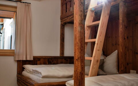 Kaiserchalet: Hout, Interieur Ontwerp, Meubilair, Bed, Plafond, Verdieping, Slaapkamer, Kamer, Beits, Hardwood