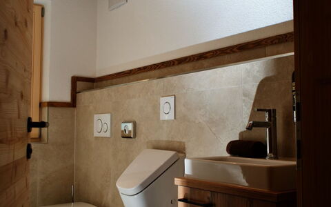 Kaiserchalet: Muur, Loodgieterswerkinrichting, Flooring, Hout, Badkamer, Verdieping, Interieur Ontwerp, Wc Bril, Toilet, Loodgieter
