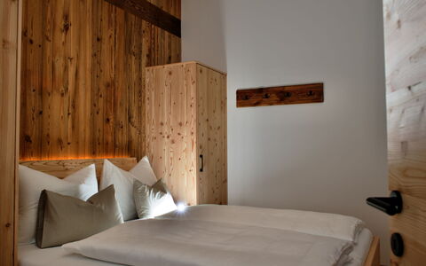 Kaiserchalet: Hout, Slaapkamer, Beits, Hardwood, Bedding, Plank, Bed Frame, Bed, Laken, Multiplex